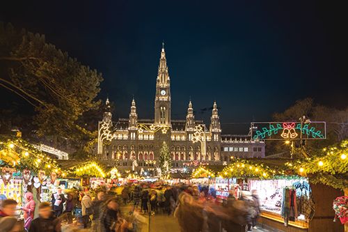 Vienna City Hall illuminated during the Christmas market_C-Wien Tourismus_Paul Bauer